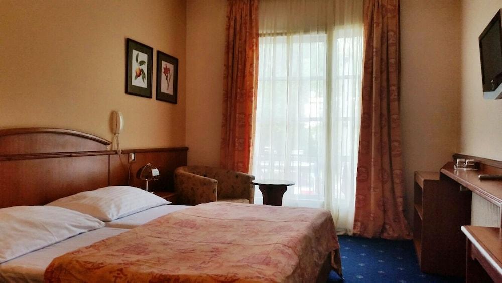 Kavalir Hotel Прага Екстериор снимка