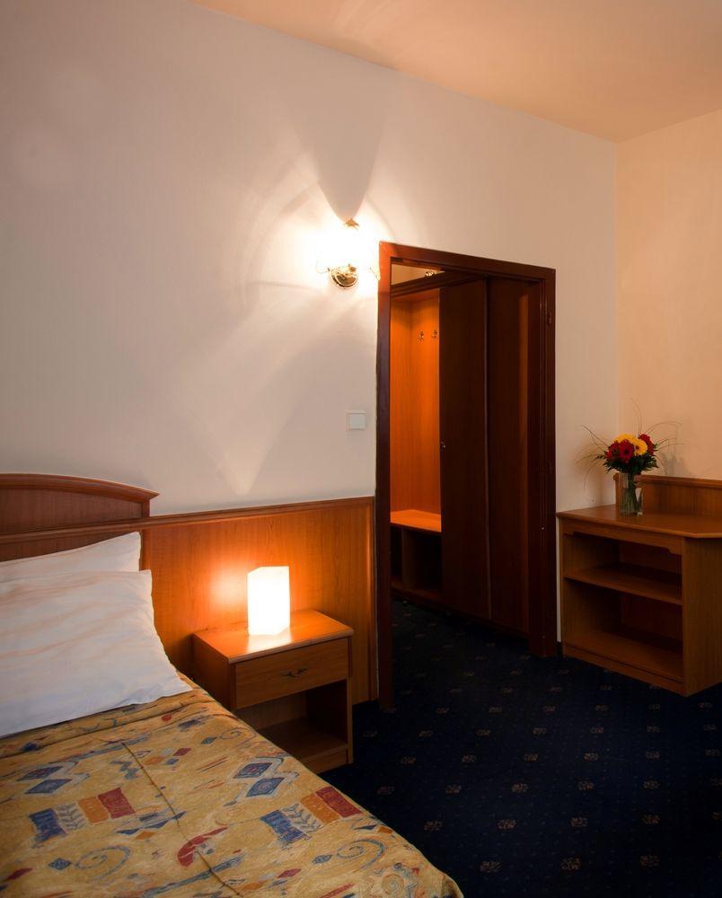 Kavalir Hotel Прага Екстериор снимка