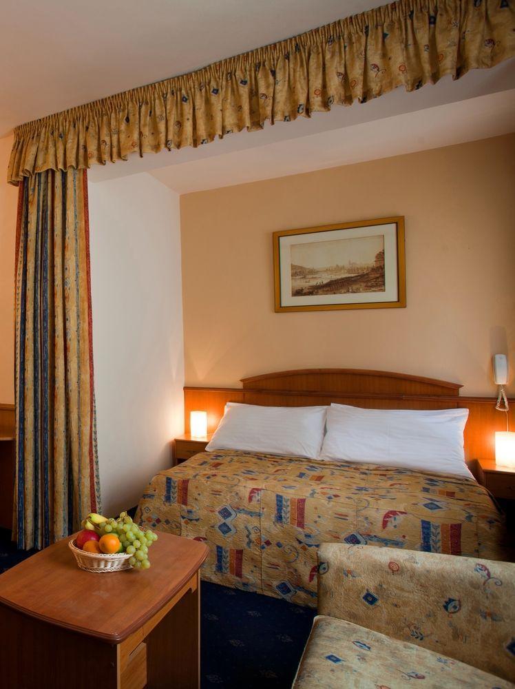 Kavalir Hotel Прага Екстериор снимка