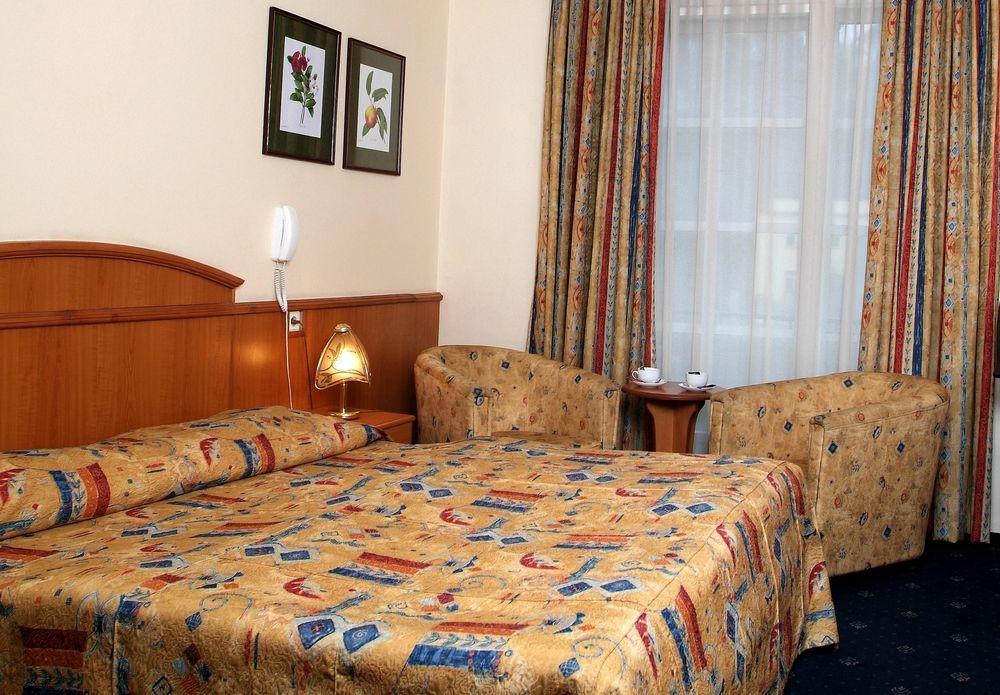 Kavalir Hotel Прага Екстериор снимка