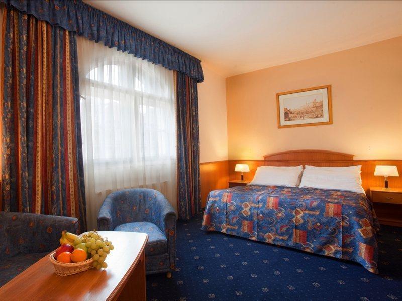 Kavalir Hotel Прага Екстериор снимка