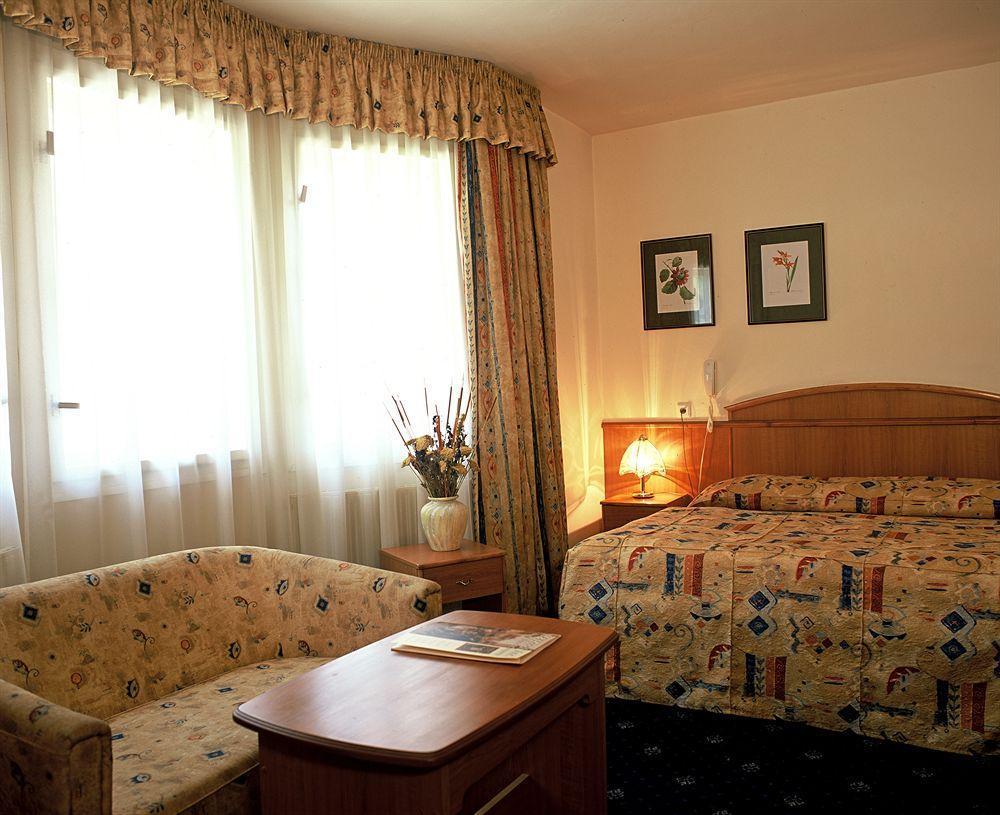Kavalir Hotel Прага Екстериор снимка
