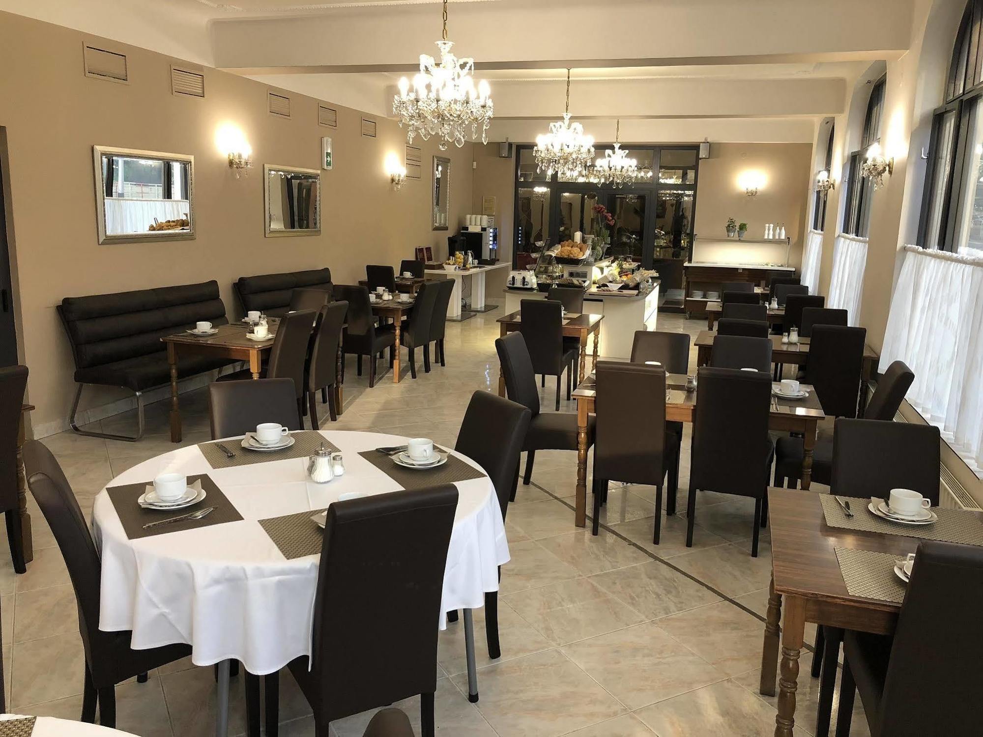 Kavalir Hotel Прага Екстериор снимка