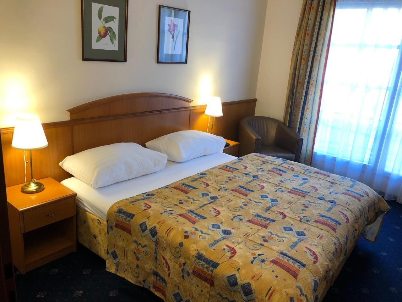 Kavalir Hotel Прага Екстериор снимка