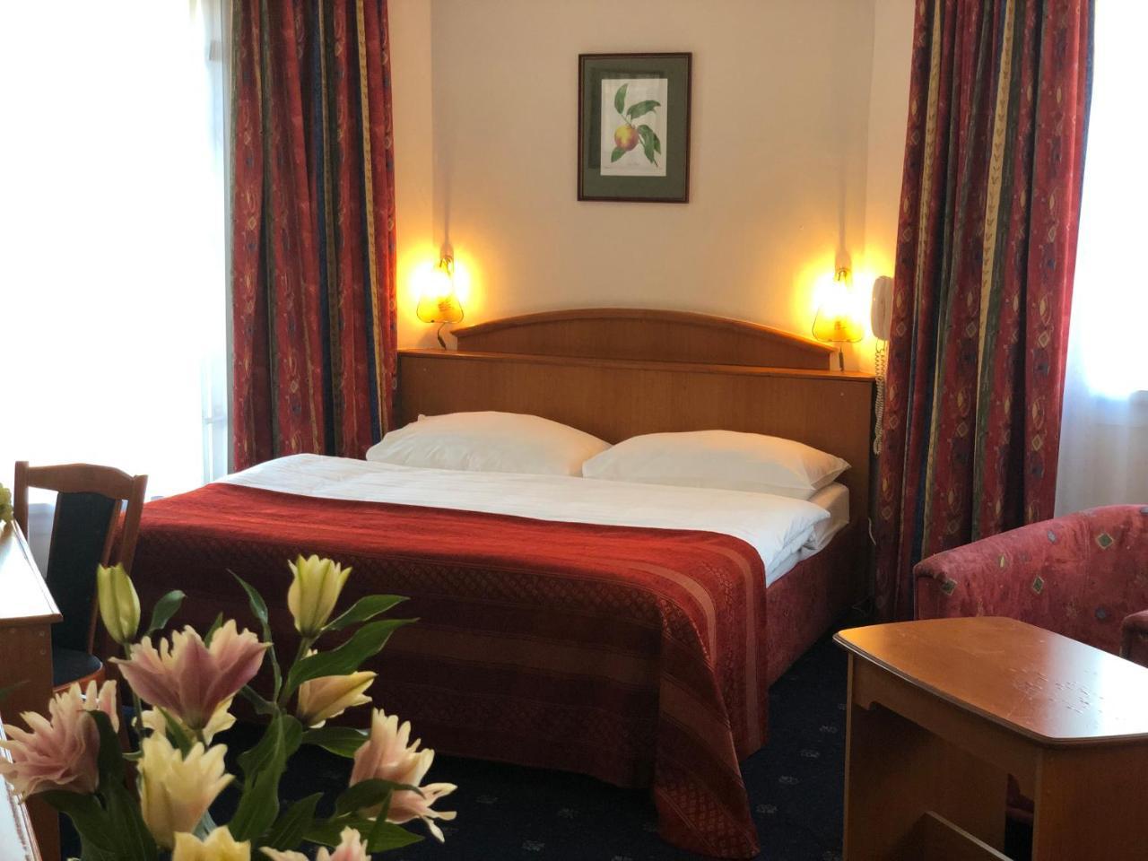 Kavalir Hotel Прага Екстериор снимка
