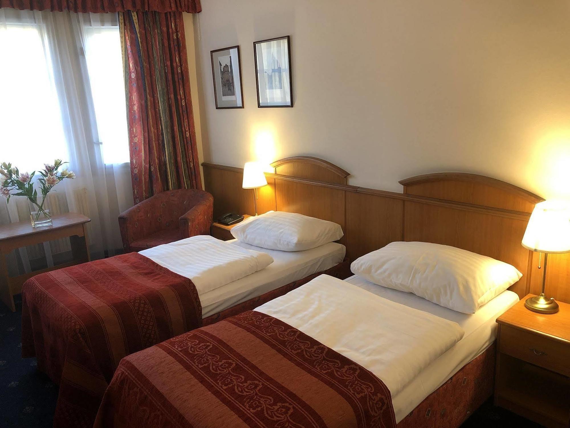 Kavalir Hotel Прага Екстериор снимка