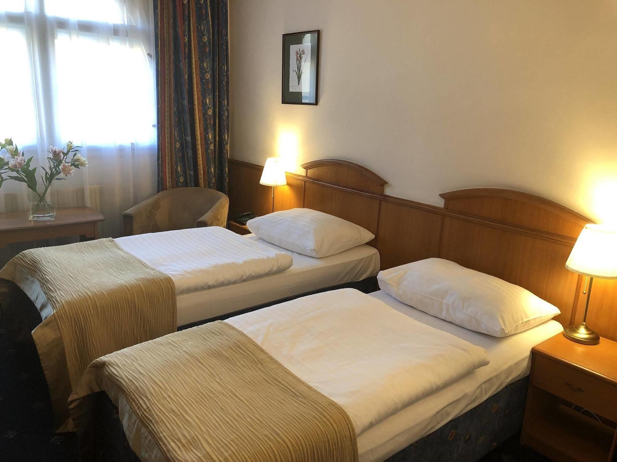 Kavalir Hotel Прага Екстериор снимка