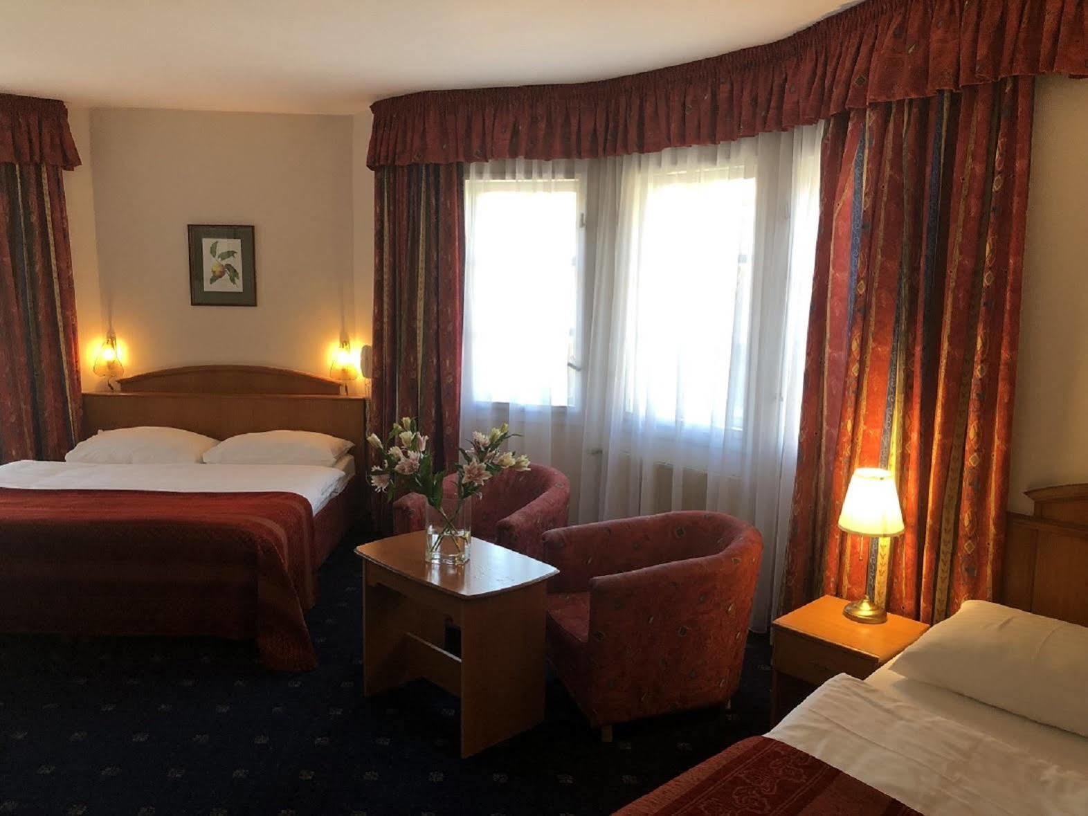 Kavalir Hotel Прага Екстериор снимка