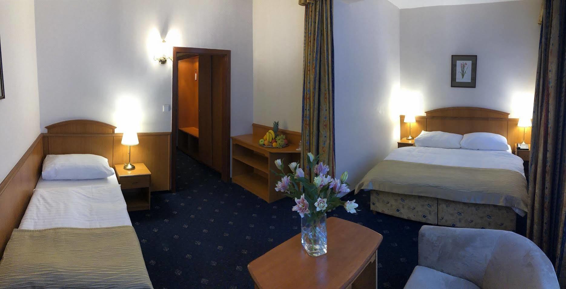 Kavalir Hotel Прага Екстериор снимка