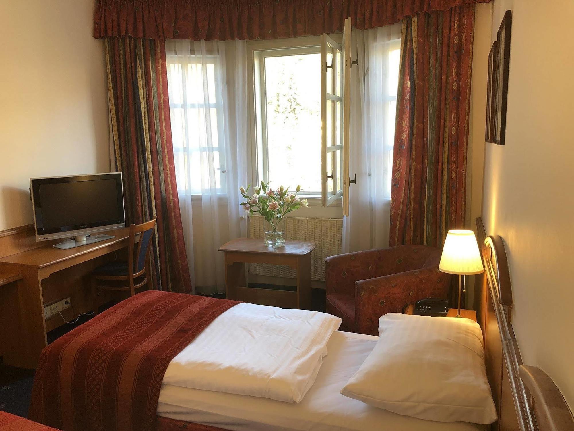 Kavalir Hotel Прага Екстериор снимка