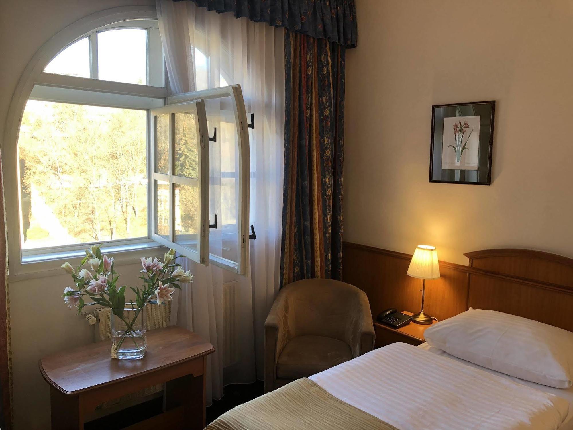 Kavalir Hotel Прага Екстериор снимка
