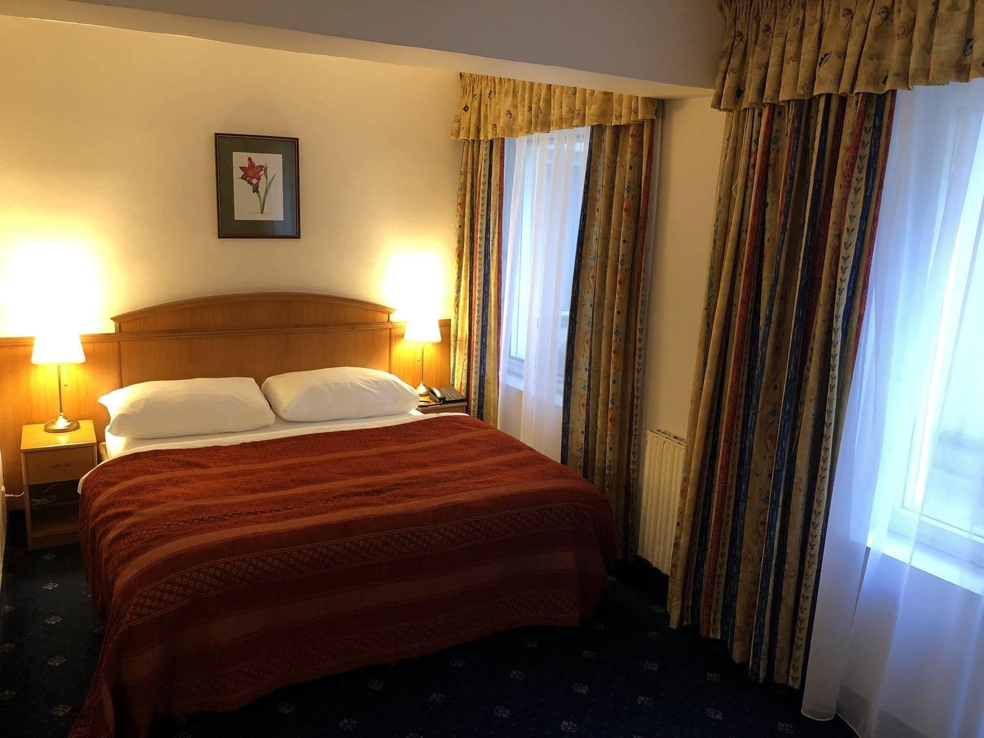 Kavalir Hotel Прага Екстериор снимка