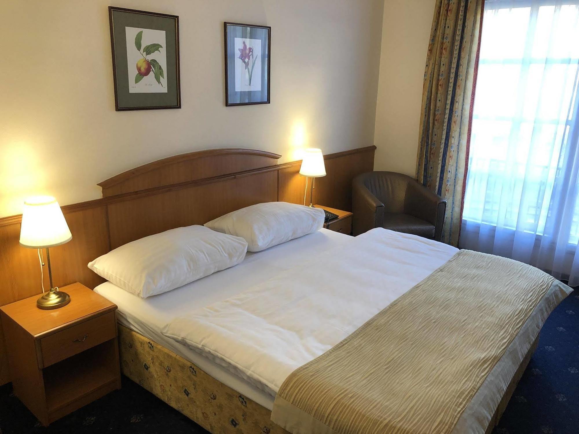 Kavalir Hotel Прага Екстериор снимка