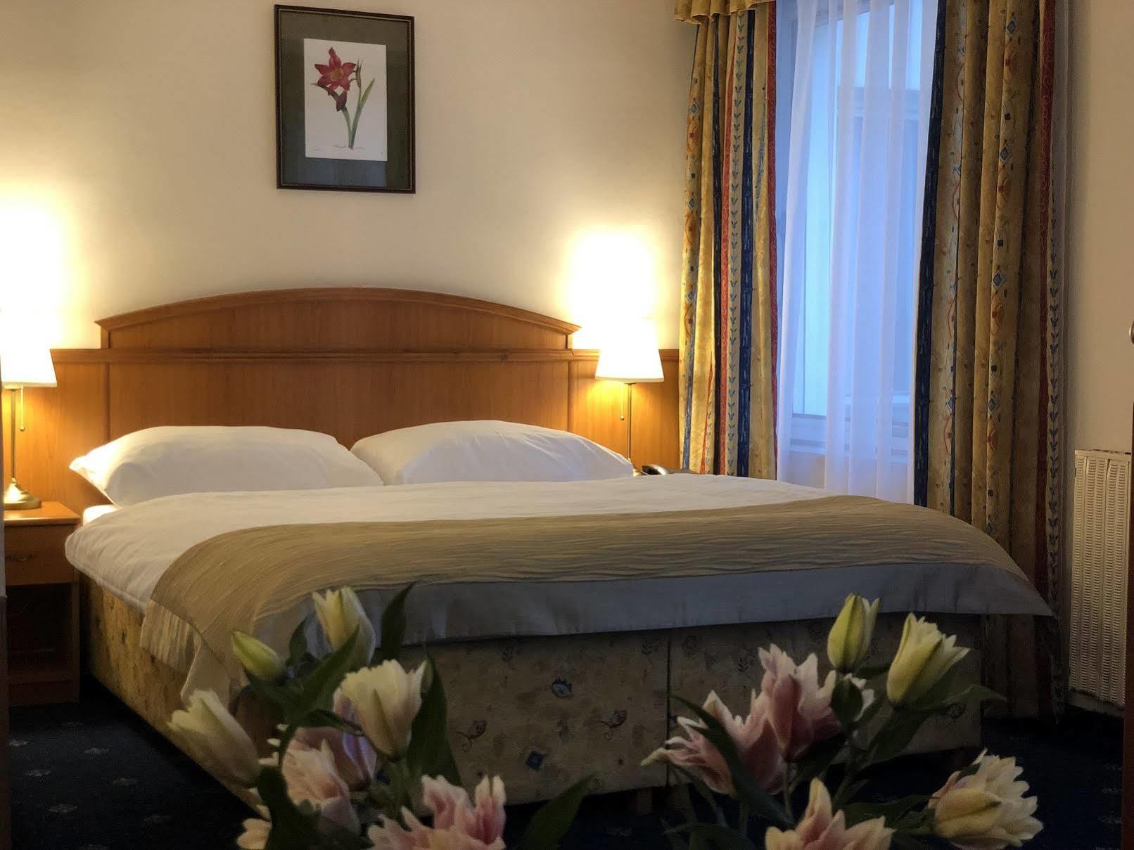 Kavalir Hotel Прага Екстериор снимка